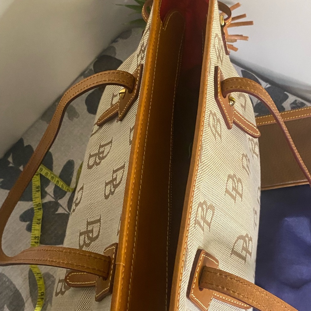 Dooney & Bourke Beige canvas and leather Shopper and dooney wristlet - Picture 4 of 13